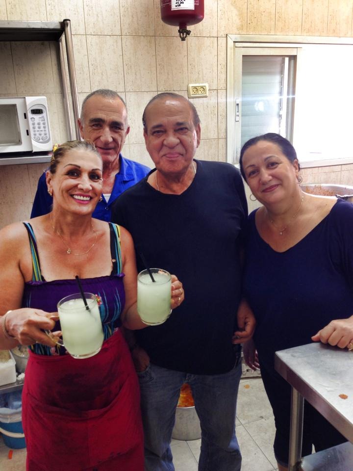 שושי עם אורחים מחייכים