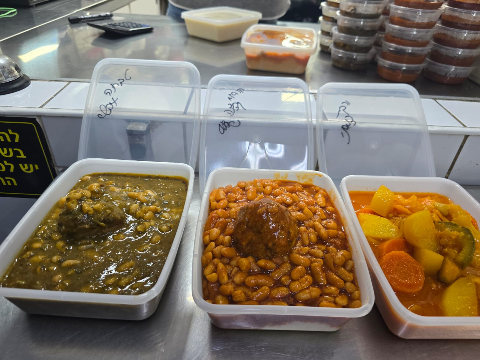 טבחה בסלק, שעועית עם בשר וירקות בקופסאות לקחת